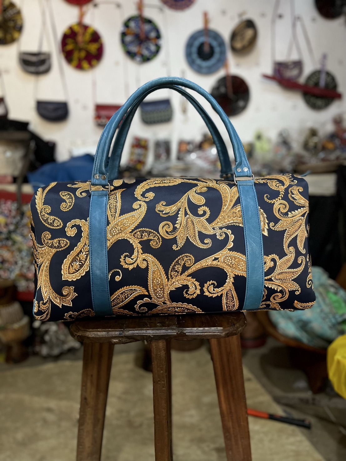 ペイズリー柄の青の取っ手のボストンバッグ