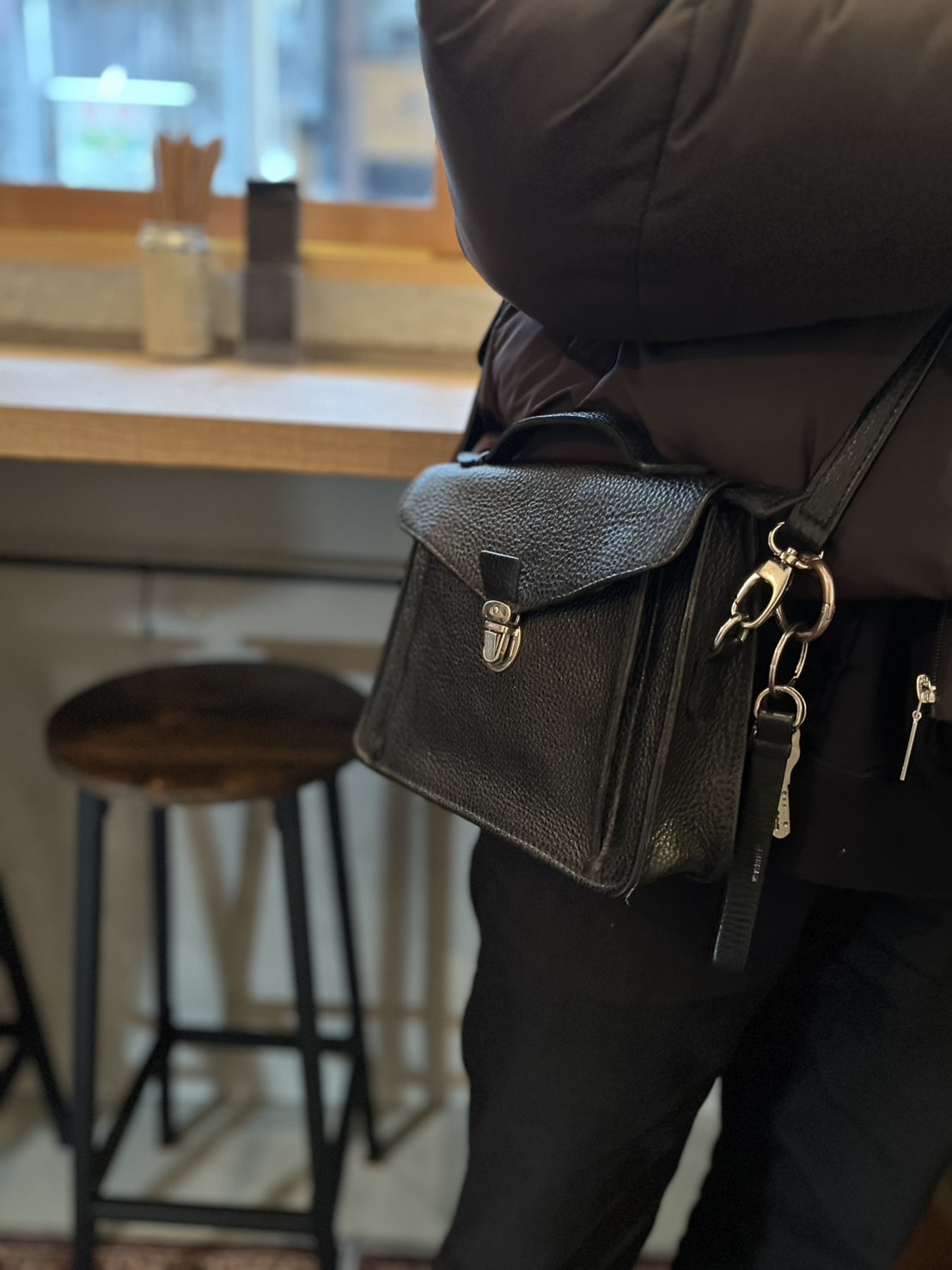 黒の斜め掛けレザーバッグ