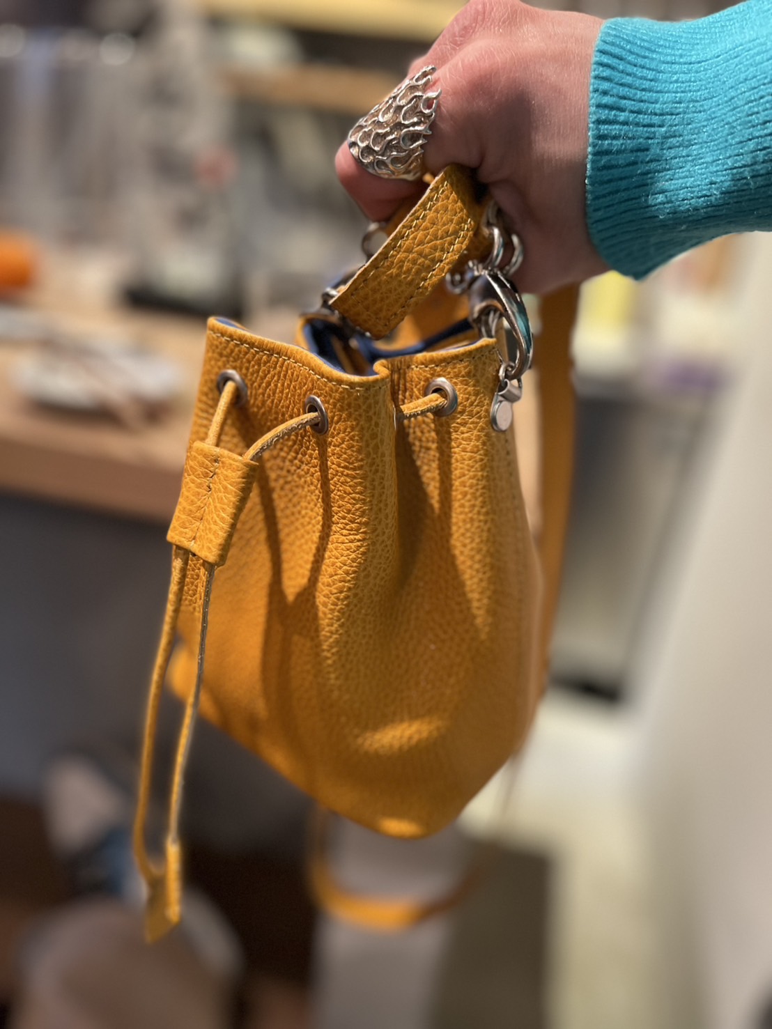 黄色の小さい鞄