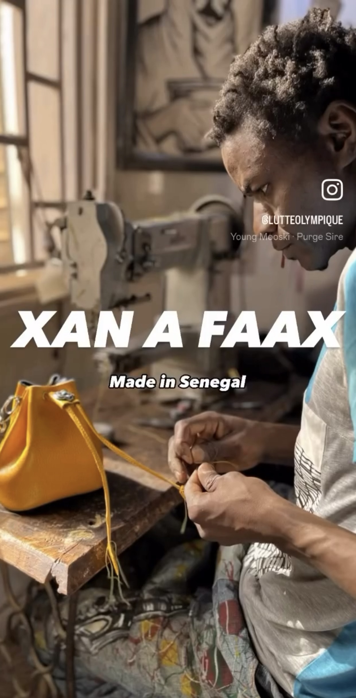 職人が鞄を作ってる